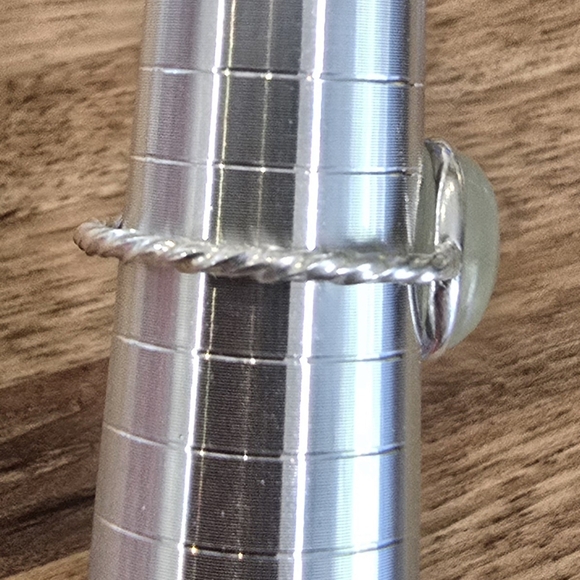 Simple single stone ring - Picture 2 of 2